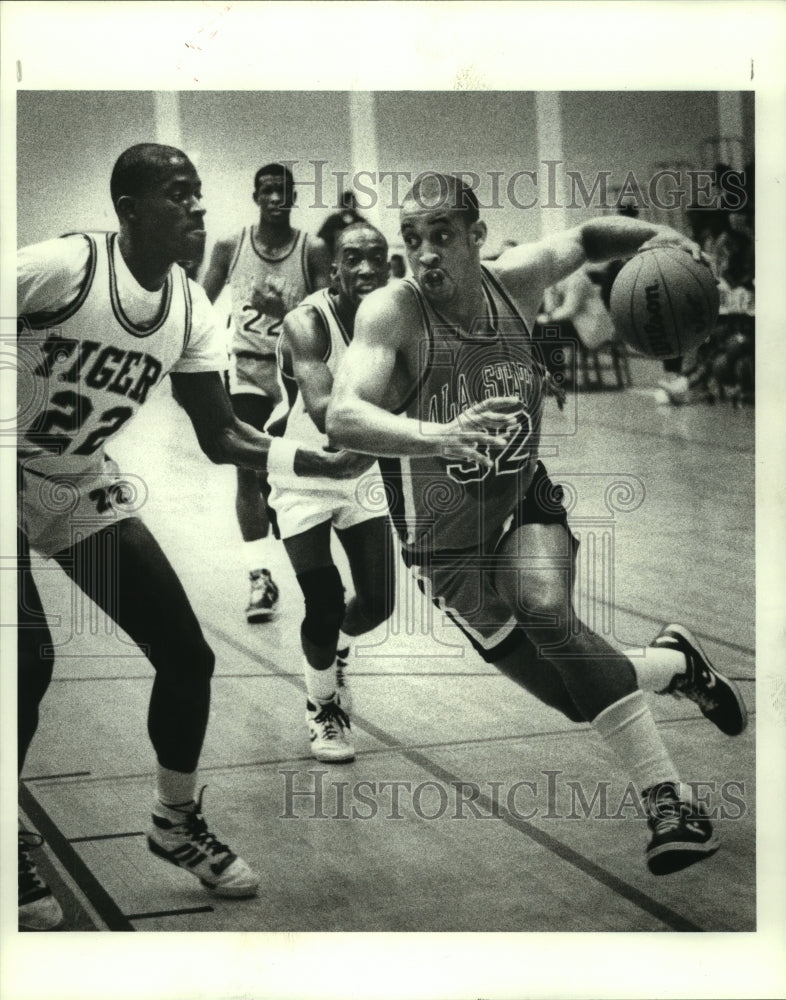 1988 Press Photo Alabama State&#39;s Jesse Gilbert drives against Fred West of TSU.- Historic Images