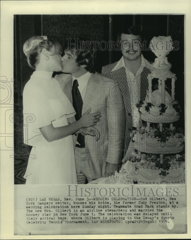 1974 Press Photo New York Ranger&#39;s star Rod Gilbert weds Judy Preston in Vegas.- Historic Images