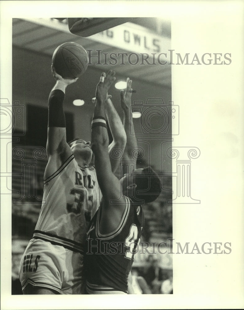 1988 Press Photo Rice University basketball player Andy Gilcrist shoots for two.- Historic Images