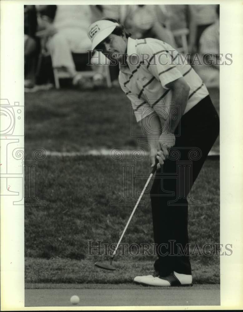1986 Press Photo Golfer Jay Haas putts on the number nine green in Houston- Historic Images