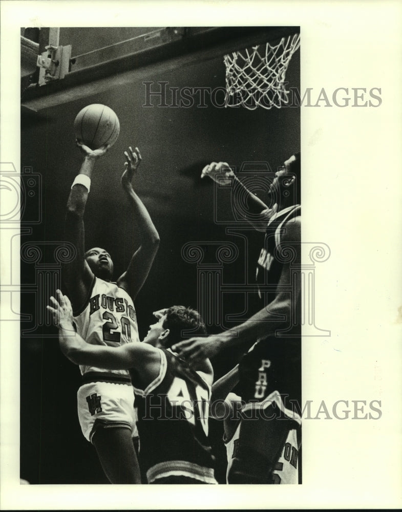 1987 Press Photo University of Houston&#39; Tom Grant shoots for two over Tom Fiepke- Historic Images