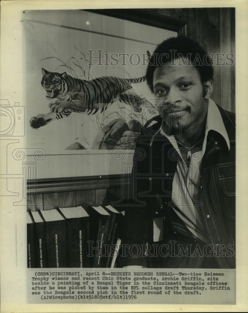 1976 Press Photo Double Heisman Trophy winner Archie Griffin signs with Bengals- Historic Images