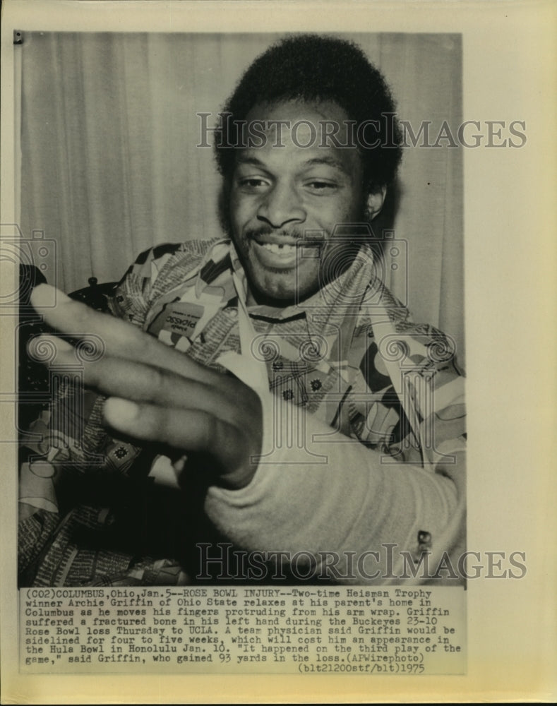 1975 Press Photo Double Heisman Trophy winner Archie Griffin shows injured hand- Historic Images