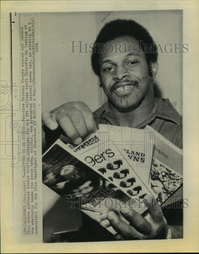 1976 Press Photo Double Heisman Trophy winner Archie Griffin prepares for draft- Historic Images