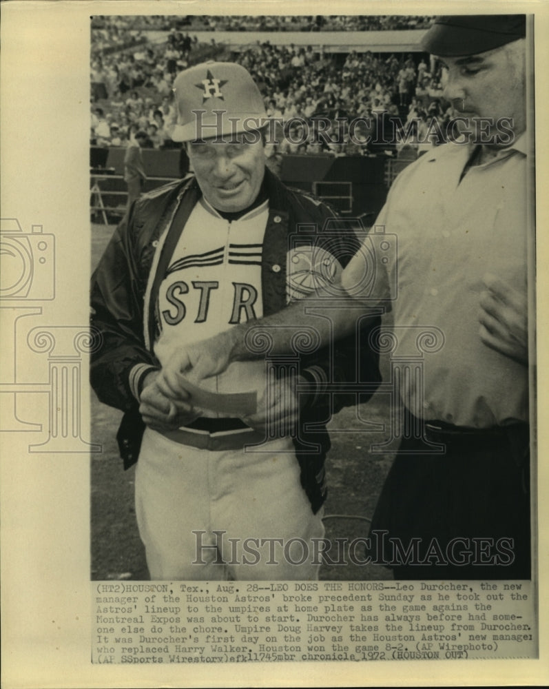 1972 Press Photo New Houston Astros&#39; manager Leo Durocher gives lineup to Umpire- Historic Images