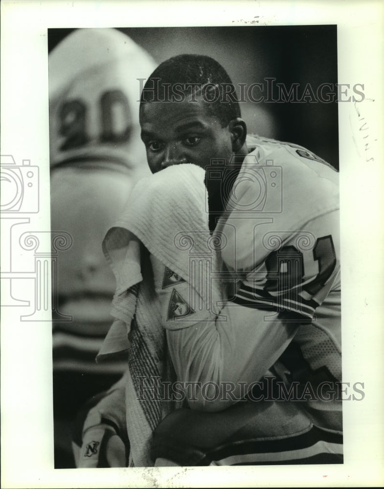 1990 Press Photo Houston Oiler&#39;s receiver Ernest Givins ponders plight on bench- Historic Images