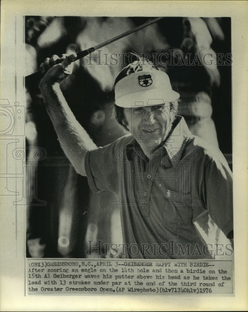 1976 Press Photo Golfer Al Geiberger celebrates birdie at Greensboro Open in NC.- Historic Images