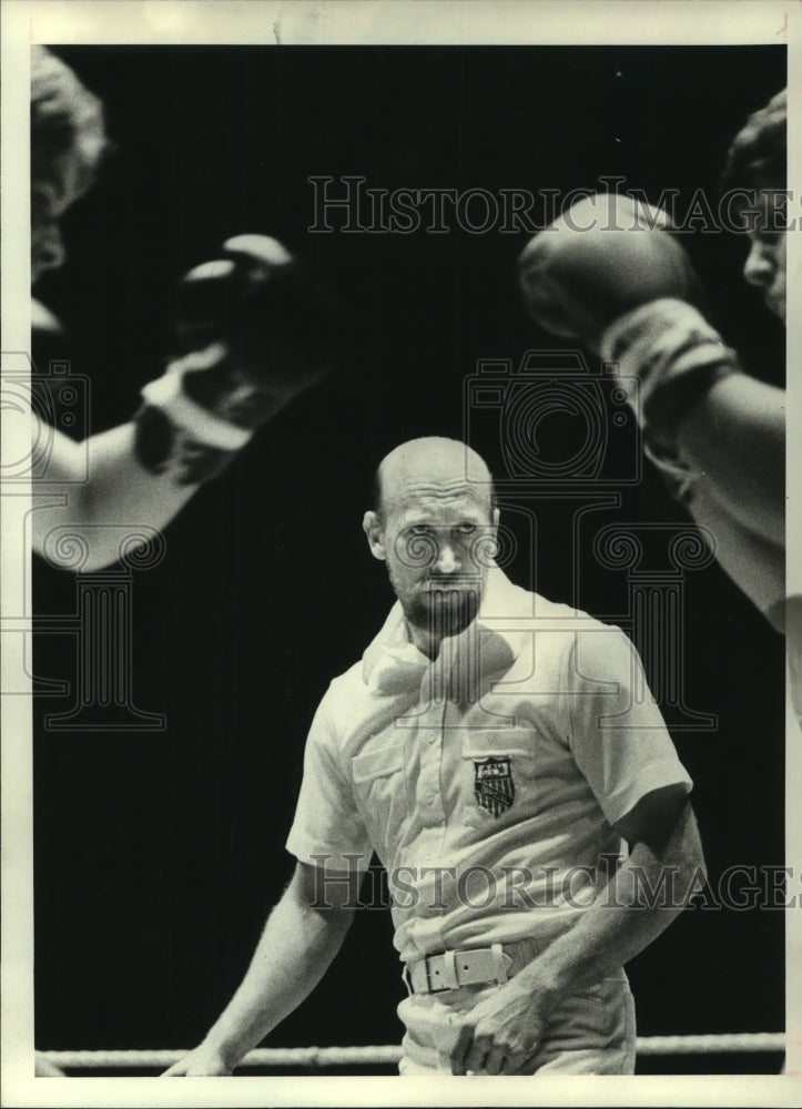 1980 Press Photo Boxing Referee David Duke officiates Golden Gloves in Houston.- Historic Images