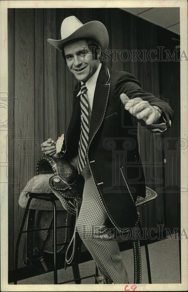 1973 Press Photo Dallas Cowboys&#39; running back Walt Garrison sits in the saddle.- Historic Images