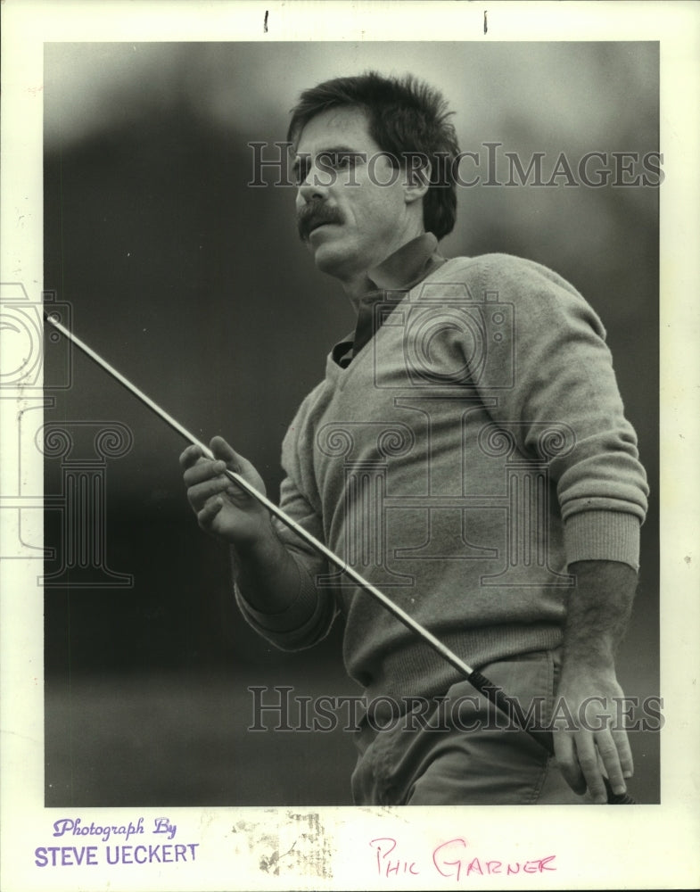 1989 Press Photo Former Houston Astros infielder Phil Garner wields golf club.- Historic Images