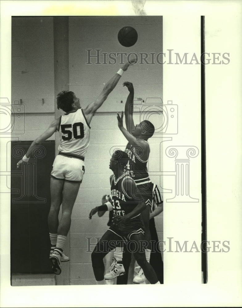 1989 Press Photo Houston Baptist University&#39;s Keith Jordan blocks Andrews shot.- Historic Images