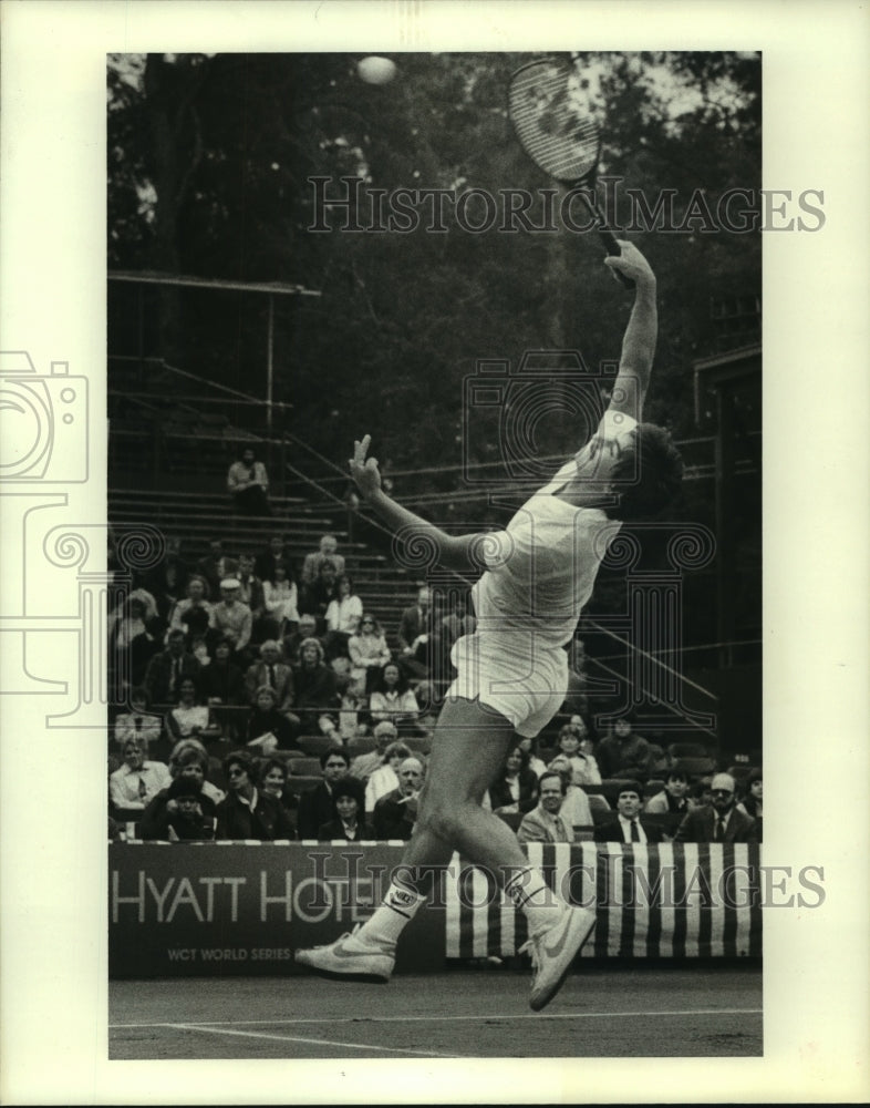 1983 Press Photo Professional tennis player Sammy Giammalva serves the ball.- Historic Images