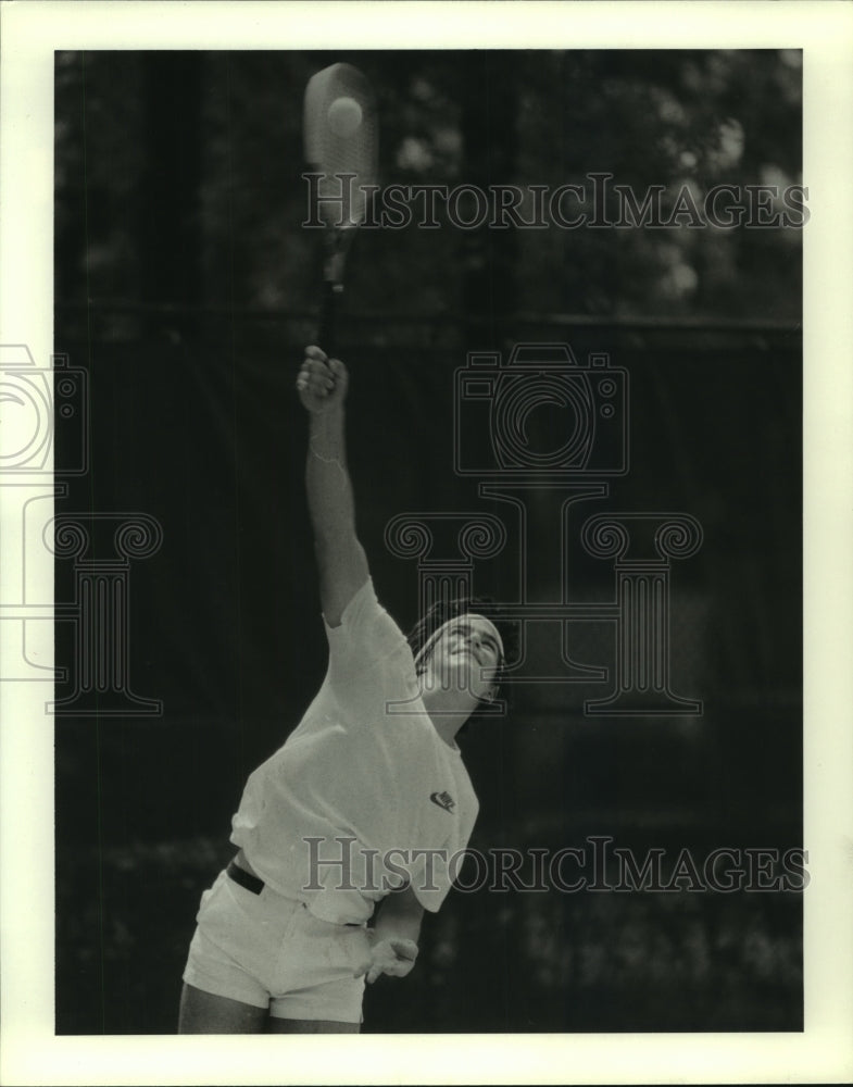 1982 Press Photo Professional tennis player Sammy Giammalva reaches for serve.- Historic Images