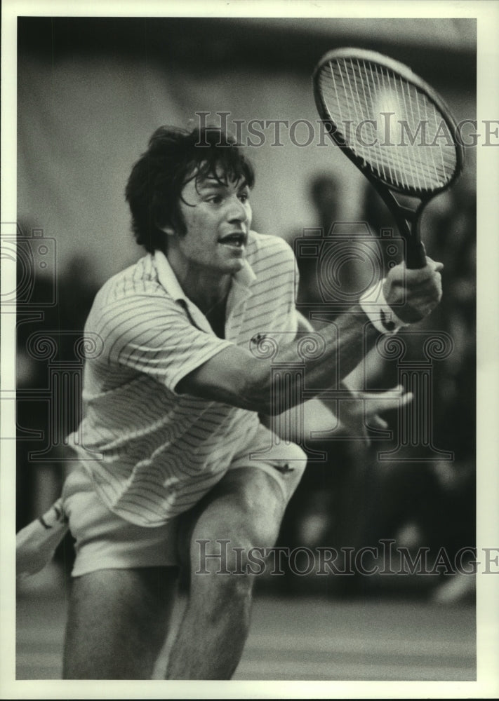 1981 Press Photo Professional tennis player Tony Giammalva hits forehand return.- Historic Images