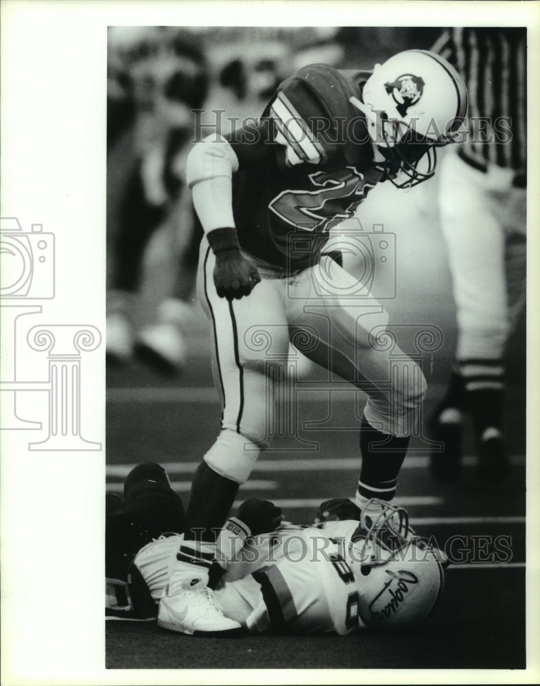 1989 Press Photo Angelton High&#39;s Ryan Jackson gets in face of David Andrews.- Historic Images