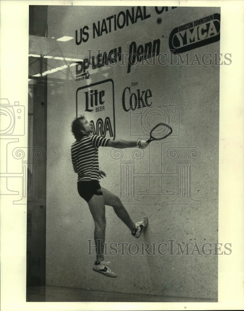 1983 Press Photo Racquetball player Larry Fox climbs wall in Rick Ferrin match.- Historic Images