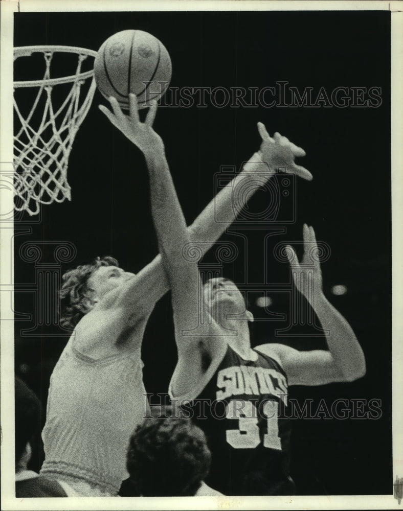 1975 Press Photo Seattle SuperSonics&#39; center Jim Fox shoots for two points.- Historic Images