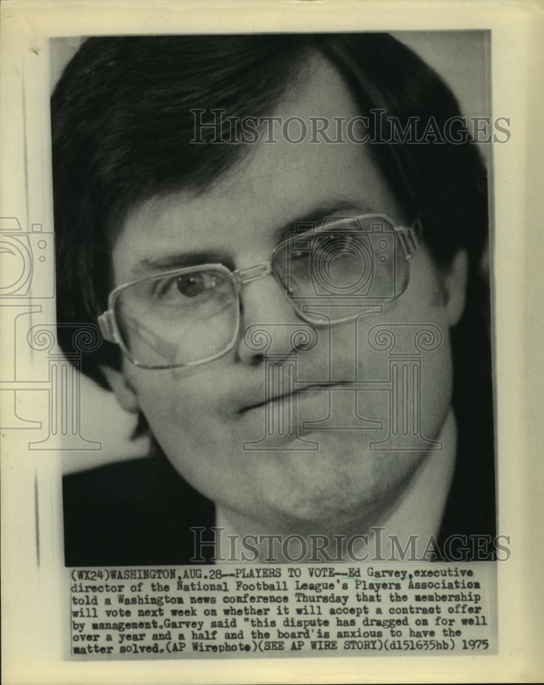 1975 Press Photo NFLPA executive director Ed Garvey speaks at press conference.- Historic Images