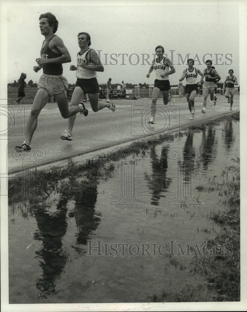 1977 Press Photo Rice University runner Marty Froelick leads a pack of runners- Historic Images