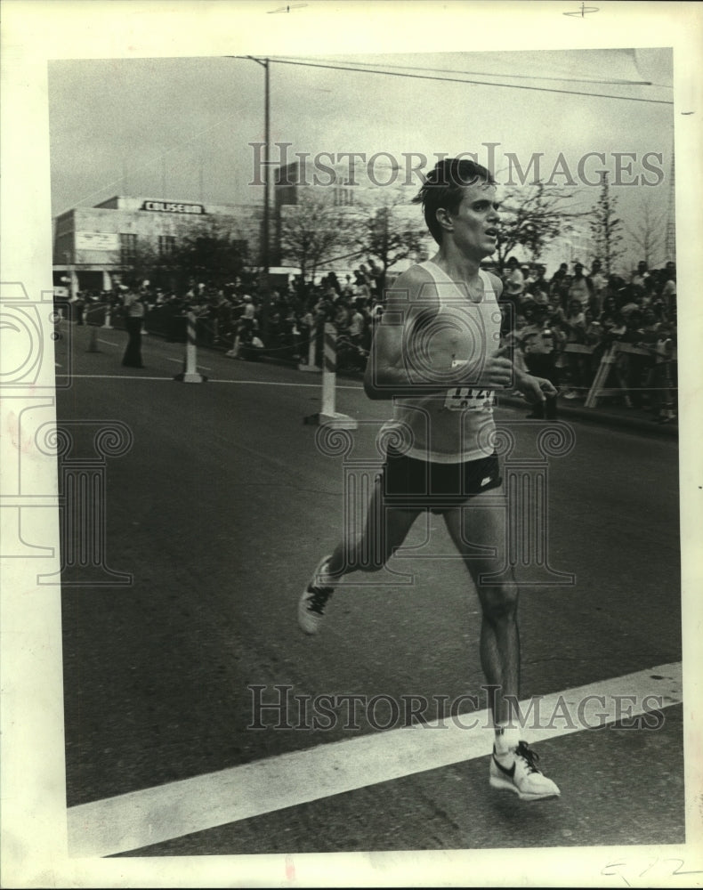 1982 Press Photo Former Rice University track star Marty Froelick crosses line- Historic Images