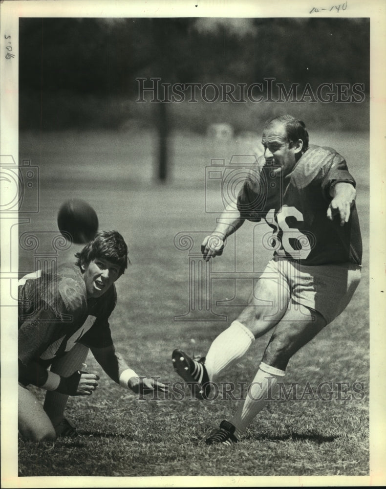 1981 Press Photo Houston Oilers&#39; Gifford Nielson holds for kicker Toni Fritsch- Historic Images