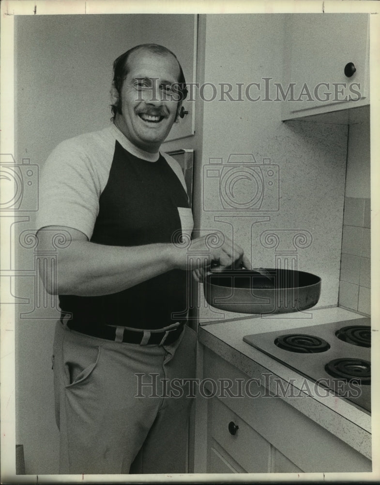 1978 Press Photo Houston Oilers&#39; place kicker Toni Fritsch cooks meal at home.- Historic Images