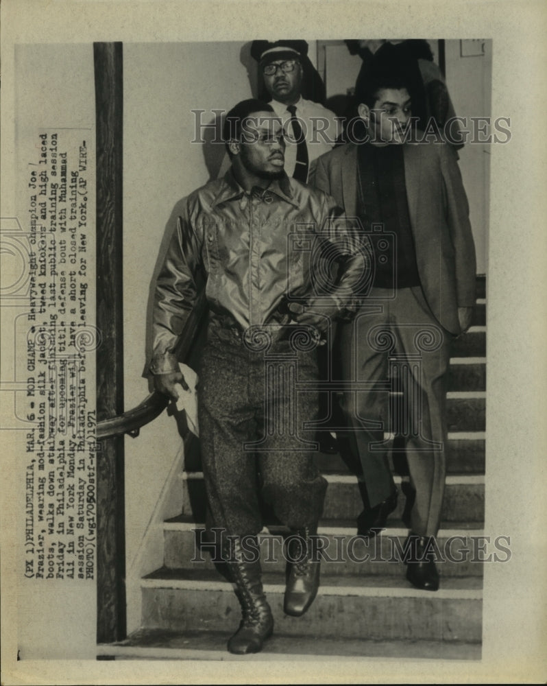 1971 Press Photo Heavyweight boxing champ Joe Frazier leaves training session.- Historic Images