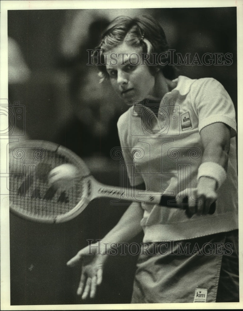 1982 Press Photo Pro tennis player Dianne Fromholtz hits backhand at The Summit.- Historic Images