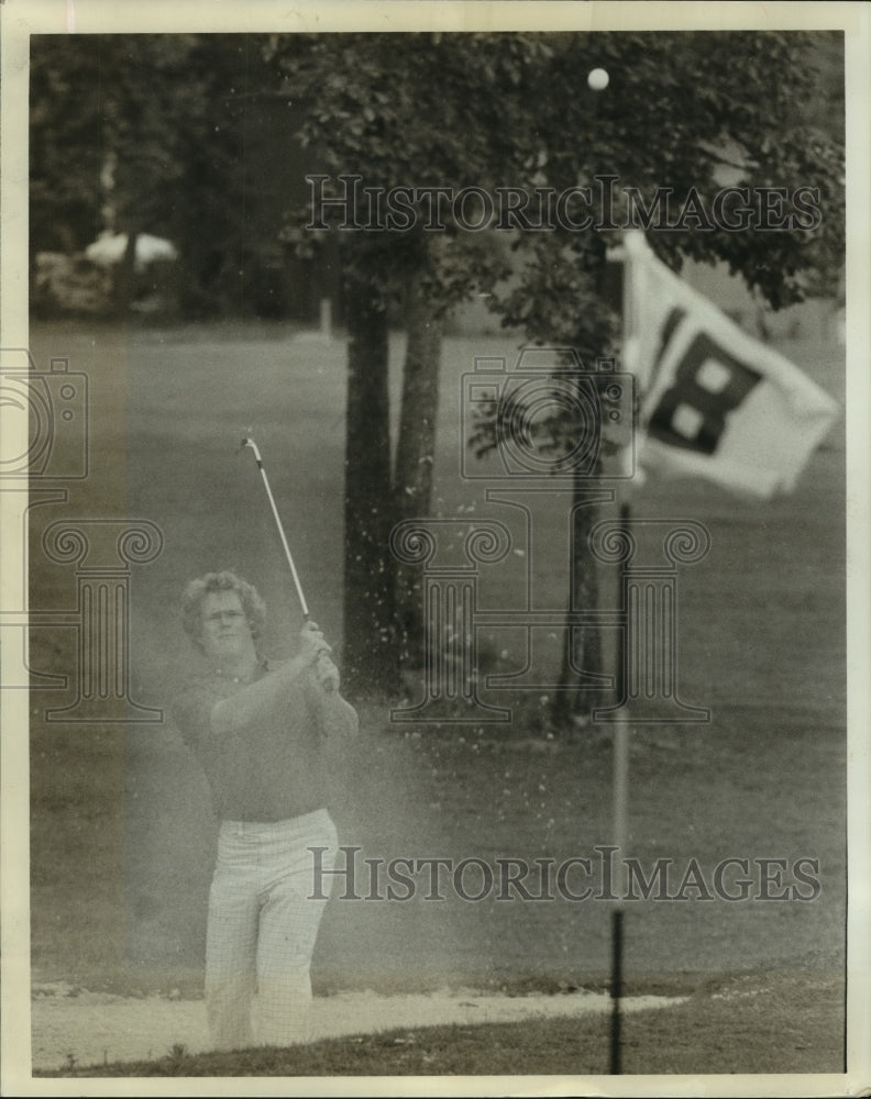 1977 Press Photo Pro golfer Ed Fiori blasts ball from bunker on the 18th hole.- Historic Images