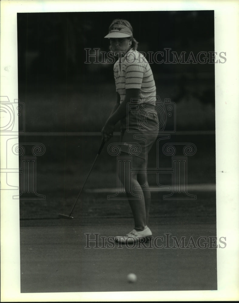 1985 Press Photo Pro Golfer Allison Finney watches putt on 16; finished 4 under.- Historic Images