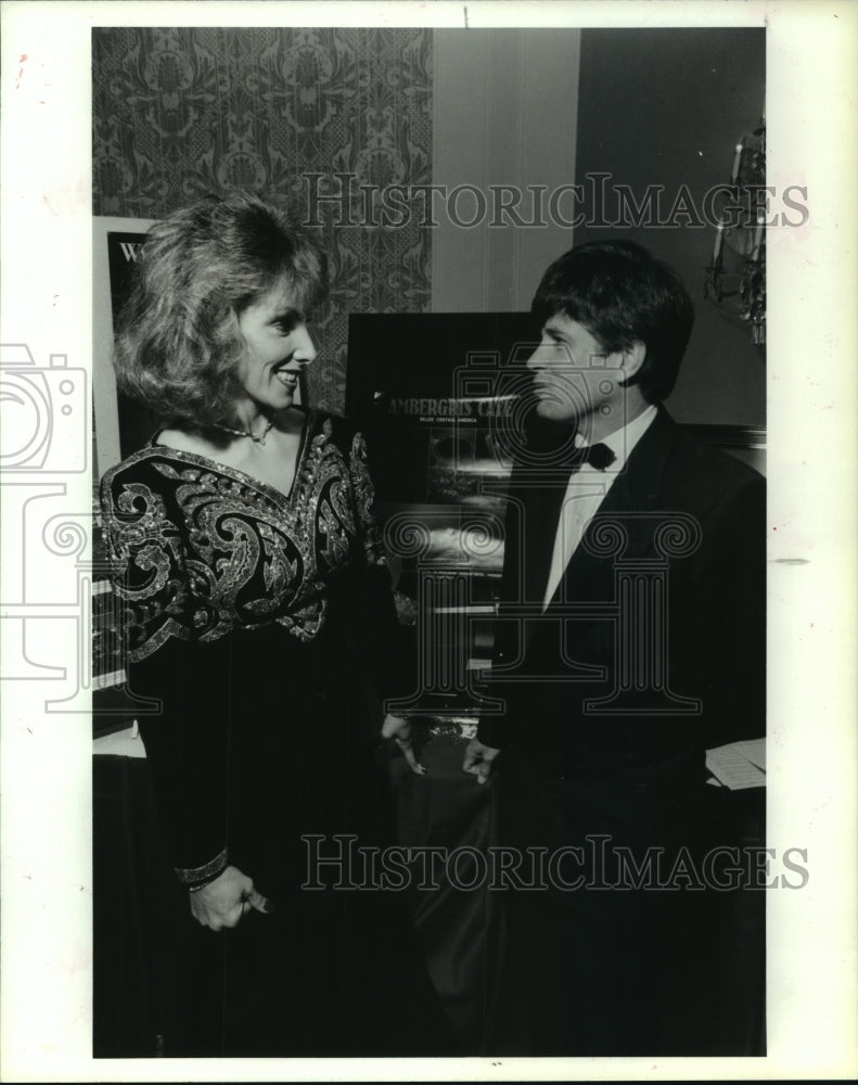 1989 Press Photo Tennis coach Mike Estep chats with Beverly Goldapp at ball.- Historic Images