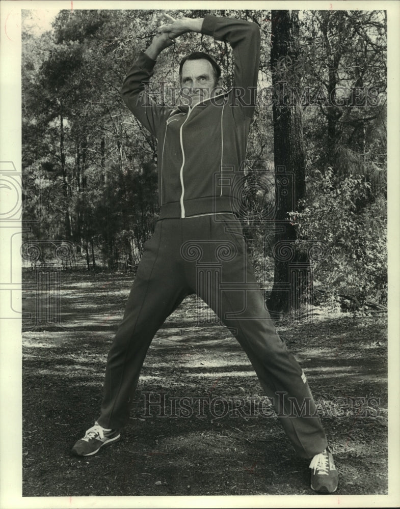 1980 Press Photo Long distance runner Bill Emerton stretches before his run.- Historic Images