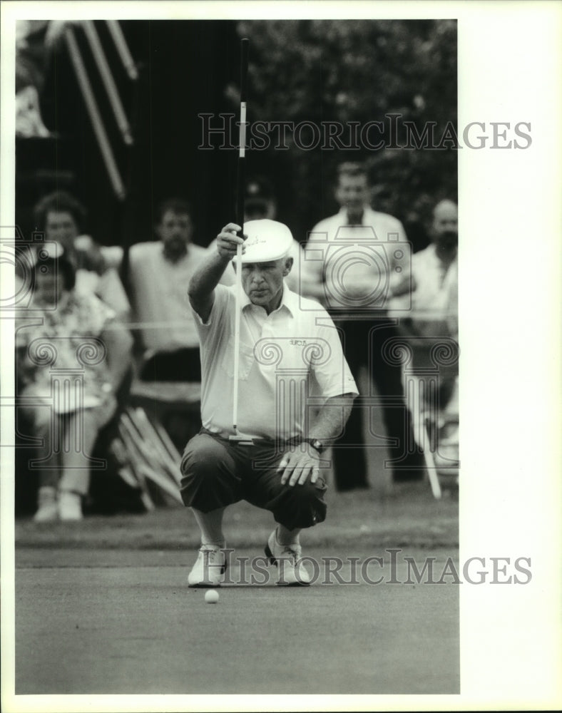 1990 Press Photo Golfer lines up his putt on the green. - hcs05142- Historic Images