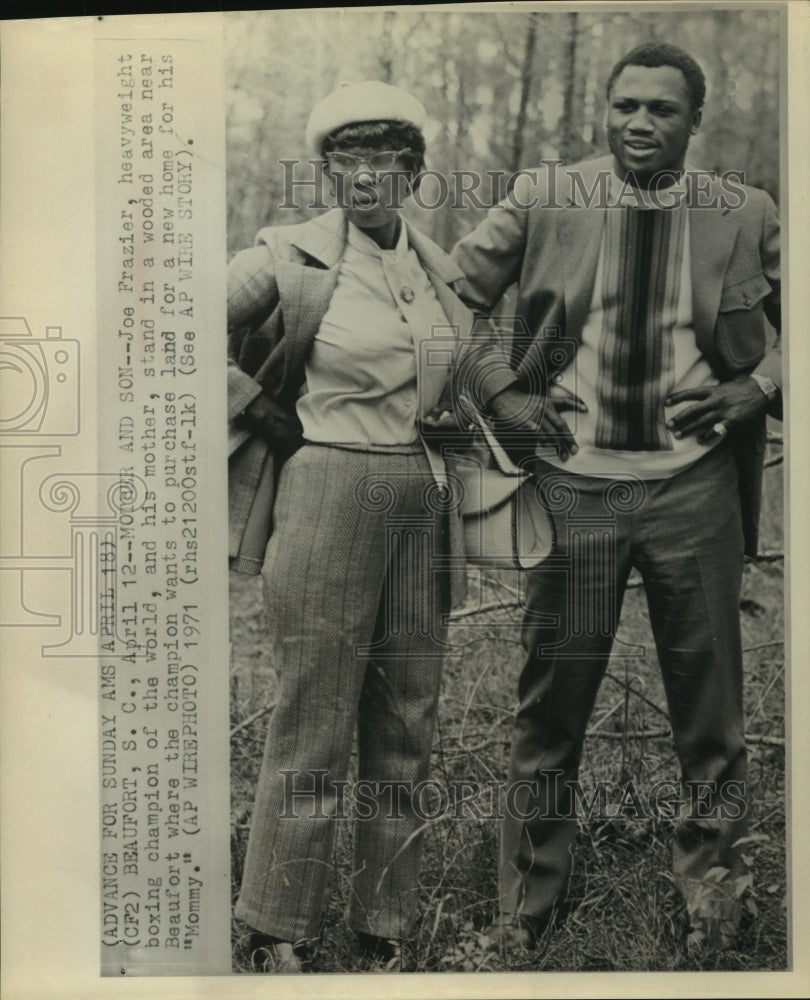 1971 Press Photo Heavyweight boxing champ Joe Frazier &amp; his mom in Beaufort, SC.- Historic Images