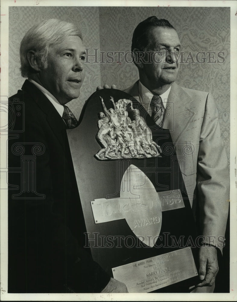 1977 Press Photo University of Houston Harry Fouke receives Touchdowner award- Historic Images