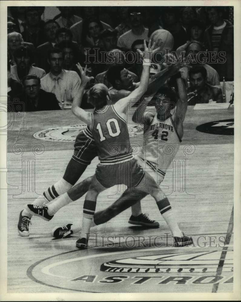 1971 Press Photo Chris Ford slips on floor as opponents steal the basketball- Historic Images