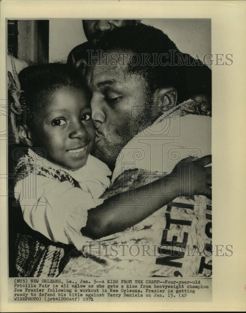 1972 Press Photo Heavyweight champ Joe Frazier gives fan Pricilla Fair a kiss- Historic Images