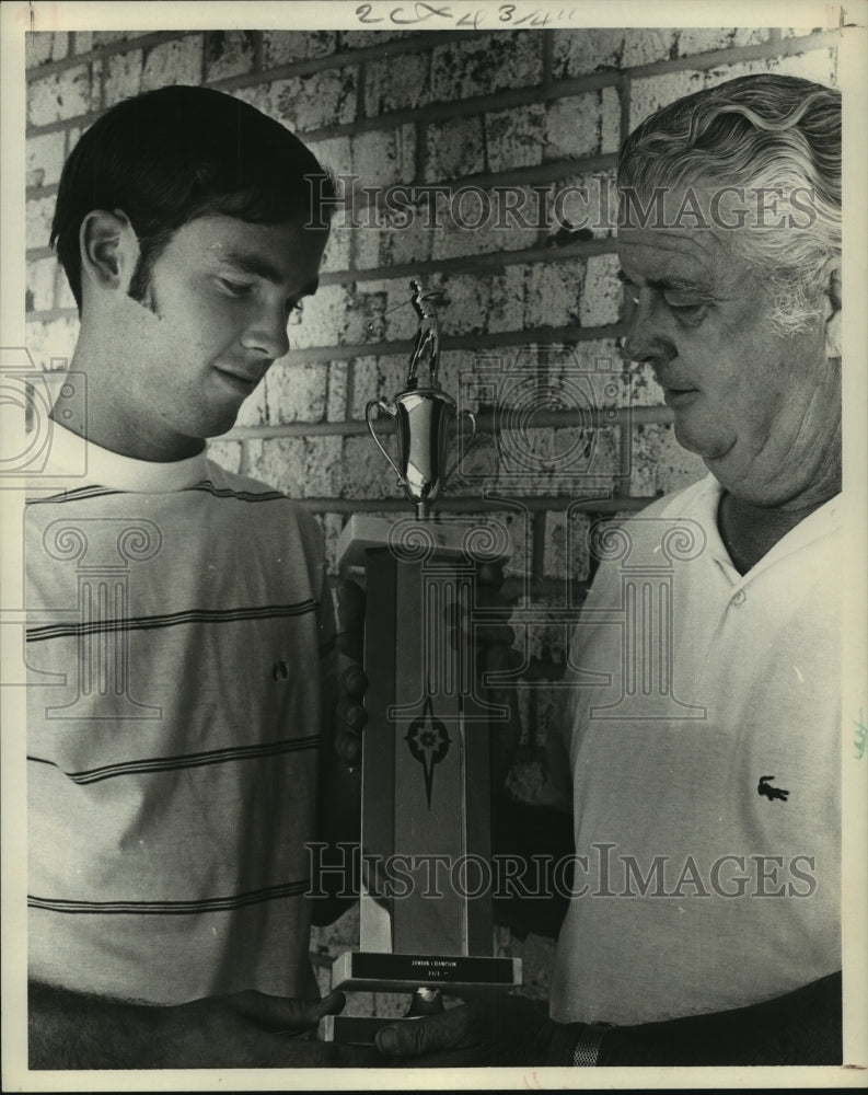 1971 Press Photo Texas golf legend Dick Forester presents trophy. - hcs05221- Historic Images