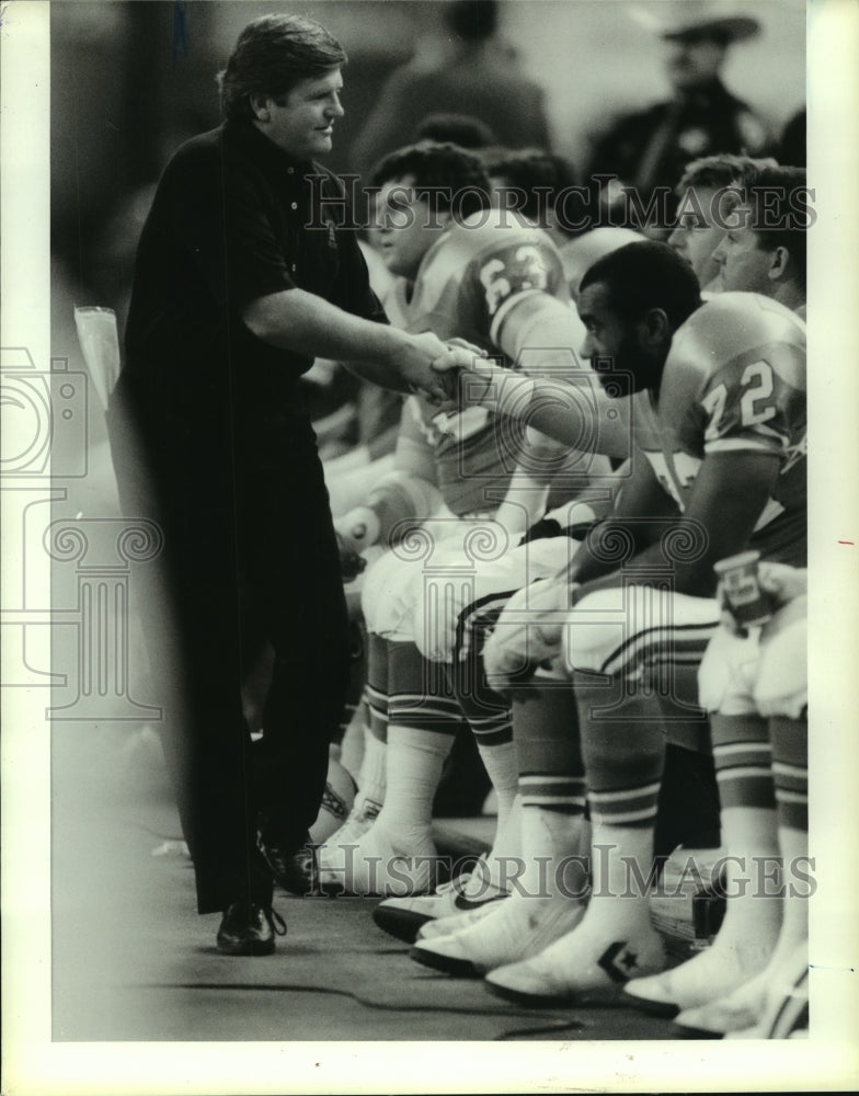 1988 Press Photo Oilers coach Jerry Glanville shakes hands of offensive linemen- Historic Images