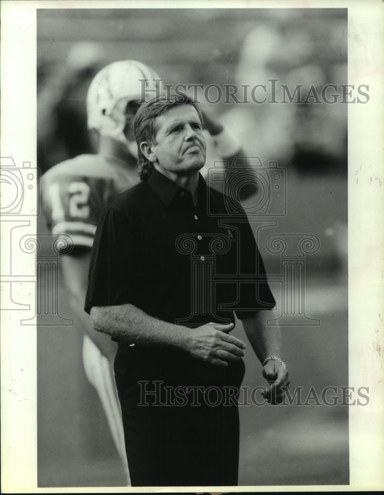 1989 Press Photo Houston Oilers coach Jerry Glanville not happy on sideline.- Historic Images