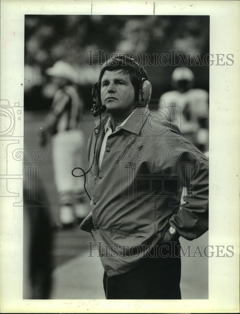 1985 Press Photo Houston Oilers&#39; Jerry Glanville looks concerned- Historic Images