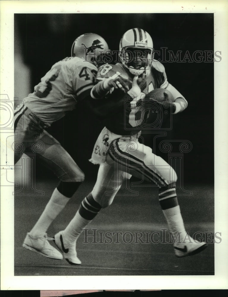 1989 Press Photo Houston Oilers&#39; receiver Ernest Givins drags a Lion after catch- Historic Images