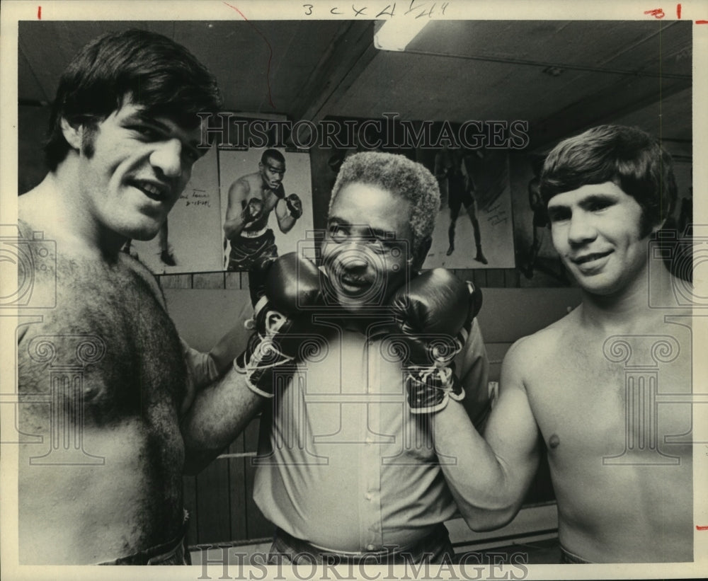 1971 Press Photo Boxers O&#39;Halloran and Daniels with Joe Frazier manager Durham- Historic Images