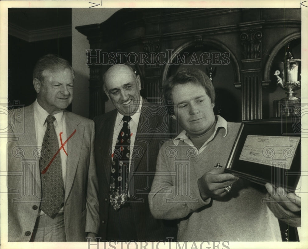 1979 Press Photo Golfer Ed Fiori presented with framed check from first PGA win.- Historic Images