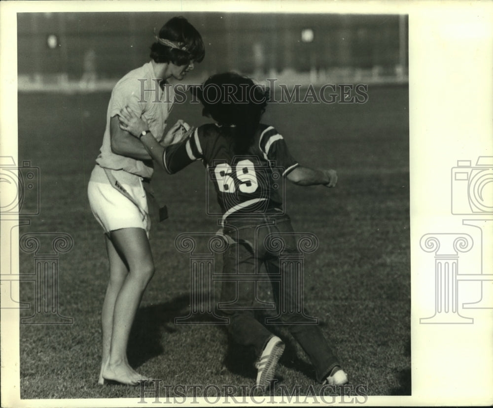 1972 Press Photo Coed Football-female throws punch after rough handling in game- Historic Images