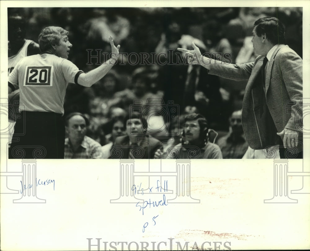 1984 Press Photo Rockets' coach Bill Fitch tries to make his point to referee.- Historic Images