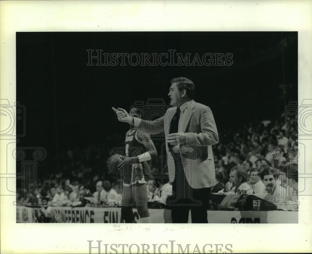 1986 Press Photo Houston Rockets&#39; coach Bill Fitch directs from sideline- Historic Images