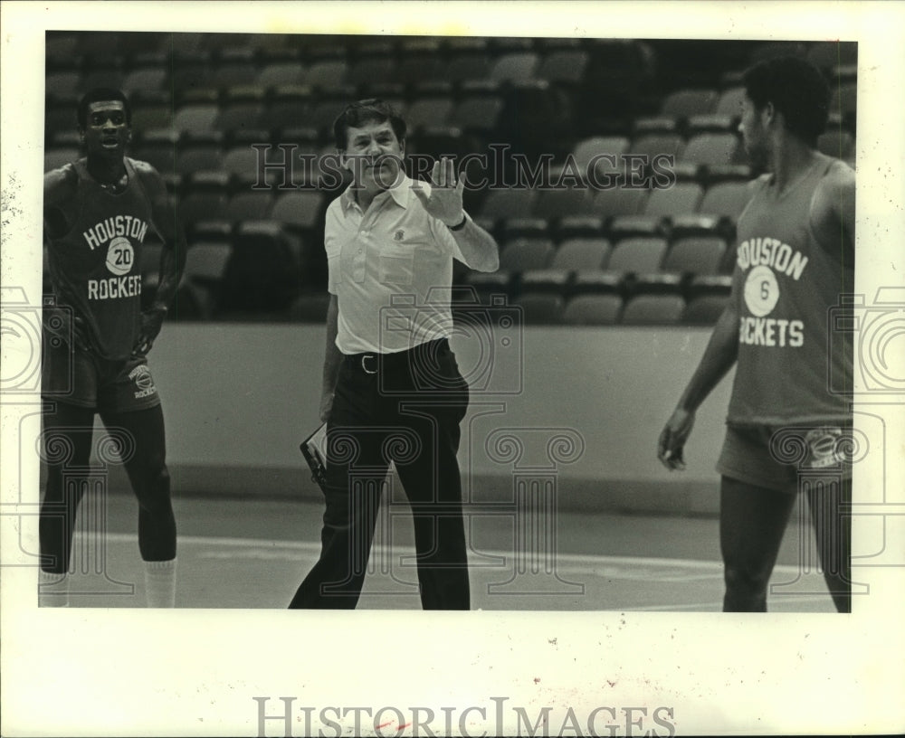 1984 Press Photo Houston Rockets&#39; coach Bill Fitch directs team at practice.- Historic Images