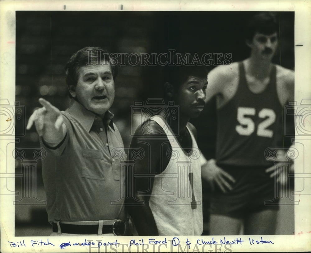 1983 Press Photo Houston Rockets&#39; coach Bill Fitch points, Phil Ford listens- Historic Images