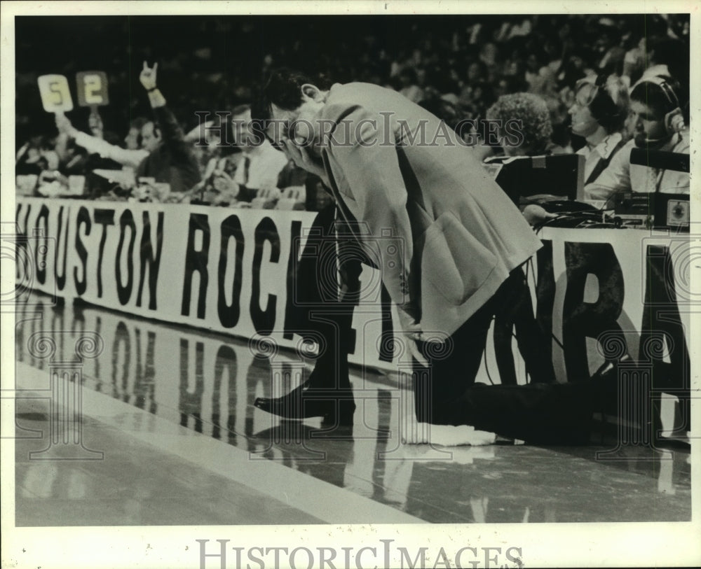 1984 Press Photo Houston Rockets&#39; coach Bill Fitch shows his displeasure.- Historic Images